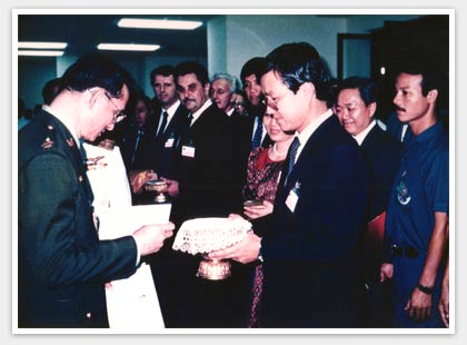 プミポン国王と初代代表